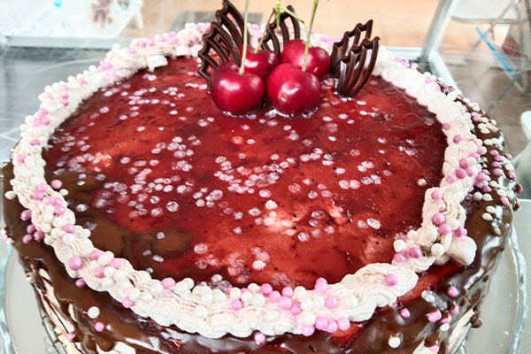 Tarta casera de chocolate con nata para San Valentín en catering para eventos en Baza y Caniles con La Cocina de Inma